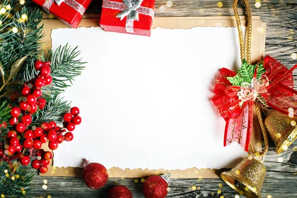 Feliz Navidad y feliz año nuevo. Copa de cacao, galletas, regalos y ramas de abeto en una mesa de madera. Enfoque selectivo. Fondo de Navidad. Vista superior. Horizontal . — Foto de Stock