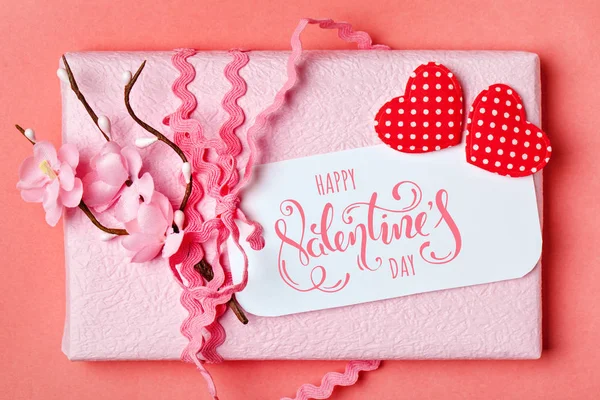 Valentines day. Greeting card on coral background.Selective focus. Horizontal. — Stock Photo, Image