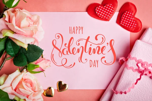 Valentinstag. Grußkarte auf Korallenhintergrund.Selektiver Fokus. horizontal. — Stockfoto