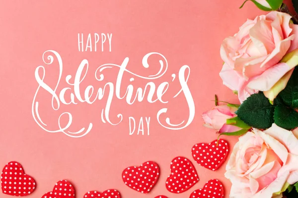 Valentinstag. Grußkarte auf Korallenhintergrund.Selektiver Fokus. horizontal. — Stockfoto