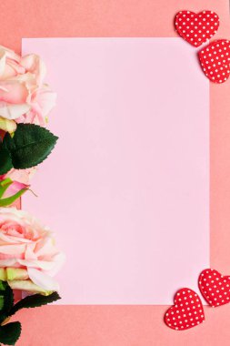 Tebrik kartı mercan arka plan üzerinde. Seçici odak. Dikey. Arka plan kopya alanı ile.