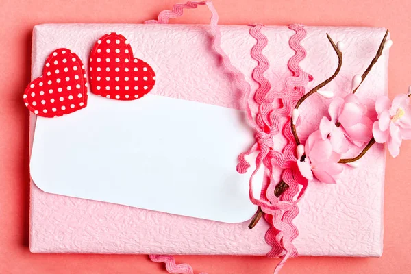 Grußkarte auf Korallenhintergrund. Selektiver Fokus. Valentinstag, Frauentag, Muttertag. Hintergrund mit Kopierraum. — Stockfoto