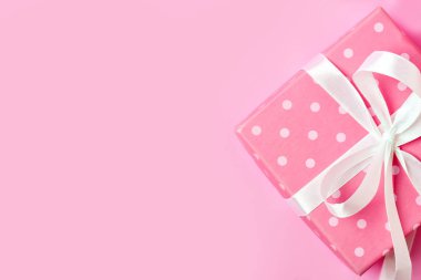 Pembe bir arka plan üzerinde tebrik kartı. Seçici odak. Bayan günü, anneler günü, Sevgililer günü. Arka plan kopya alanı ile. Yatay.
