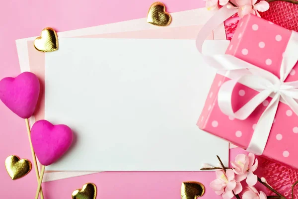 분홍색 배경에 인사말 카드입니다. 선택적 초점입니다. 발렌타인, 여자 하루, 어머니 날 배경 복사 공간입니다. 가로. — 스톡 사진