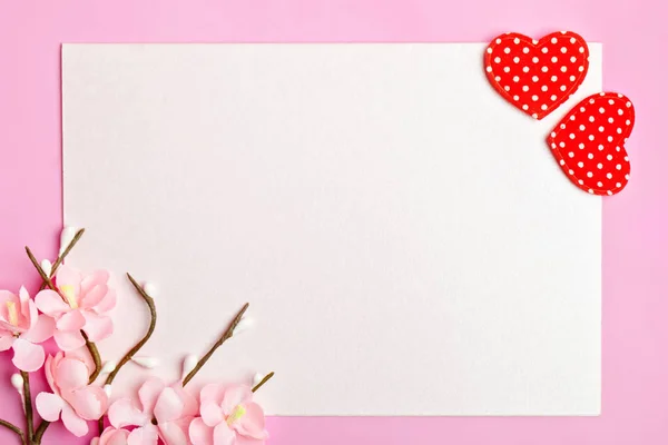 Grußkarte auf rosa Hintergrund. Selektiver Fokus. Valentinstag, Frauentag, Muttertag. Hintergrund mit Kopierraum. horizontal. — Stockfoto