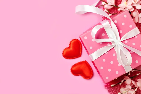 Grußkarte auf rosa Hintergrund. Selektiver Fokus. Valentinstag, Frauentag, Muttertag. Hintergrund mit Kopierraum. horizontal. — Stockfoto