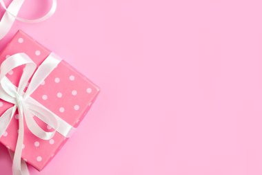 Pembe bir arka plan üzerinde tebrik kartı. Seçici odak. Bayan günü, anneler günü, Sevgililer günü. Arka plan kopya alanı ile. Yatay.