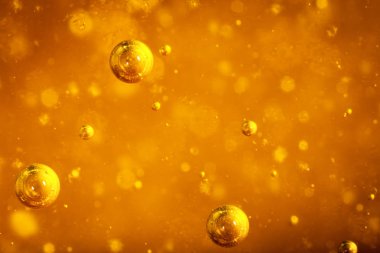 Soyut makro bal baloncukları parlak kehribar renginde yakınlaşır. Bal dokusu. Sağlıklı gıda konsepti. Diyet olsun. Seçici odak.