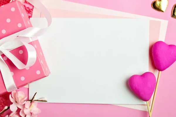 Grußkarte auf rosa Hintergrund. Selektiver Fokus. Valentinstag, Frauentag, Muttertag. Hintergrund mit Kopierraum. horizontal. — Stockfoto