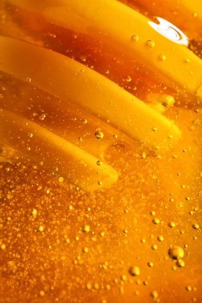 골드 색상으로 꿀 숟가락에서 아래로 흐른다. 건강 식품 개념입니다. 건강 한 먹는입니다. 다이어트입니다. 선택적 초점입니다. 매크로. — 스톡 사진