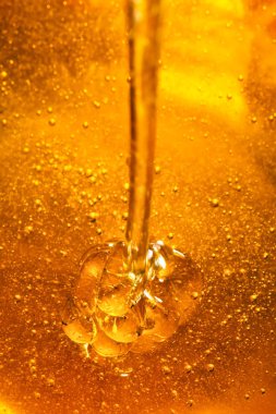 Bal ile altın rengi bir kaşık gelen aşağı akar. Sağlıklı gıda kavramı. Sağlıklı beslenme. Diyet. Seçici odak.