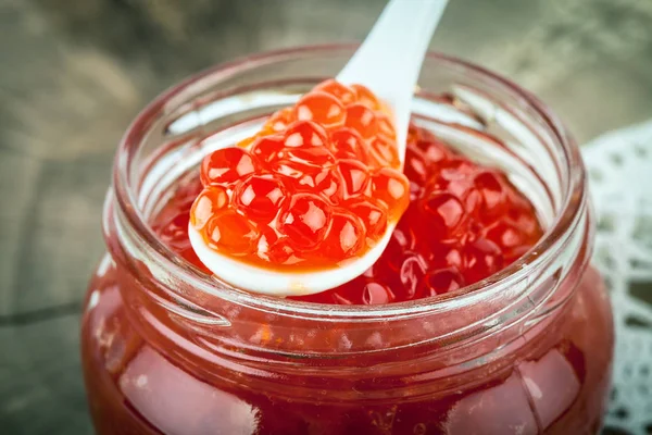 Caviar rojo en frasco de vidrio con cuchara. Comida marina. Alimentación saludable. Dieta. Fondo de madera al estilo de Shabby Chic . — Foto de Stock