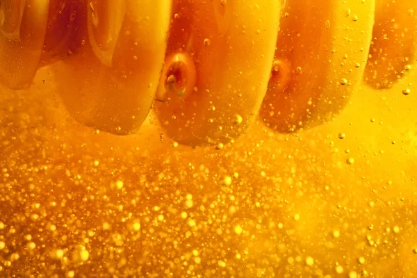 골드 색상으로 꿀 숟가락에서 아래로 흐른다. 건강 식품 개념입니다. 건강 한 먹는입니다. 다이어트입니다. 선택적 초점. — 스톡 사진