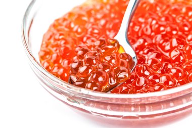 Kırmızı havyar beyaz zemin üzerine kaşık ile cam kavanoza. Deniz ürünleri. Sağlıklı beslenme. Diyet. Seçici odak.