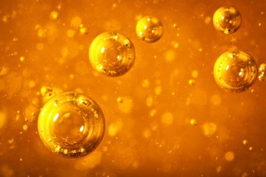 Soyut makro bal baloncukları parlak kehribar renginde yakınlaşır. Bal dokusu. Sağlıklı gıda konsepti. Diyet olsun. Seçici odak.