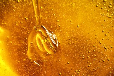 Bal ile altın rengi bir kaşık gelen aşağı akar. Sağlıklı gıda kavramı. Sağlıklı beslenme. Diyet. Seçici odak. Arka plan kopya alanı ile.