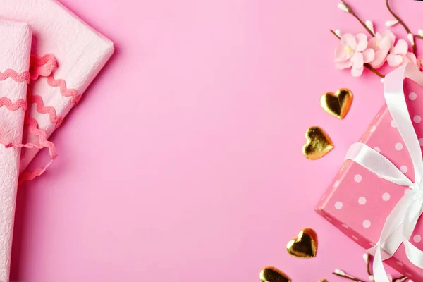 Grußkarte auf rosa Hintergrund. Selektiver Fokus. Valentinstag, Frauentag, Muttertag. Hintergrund mit Kopierraum. horizontal. — Stockfoto