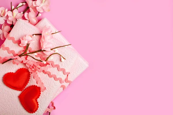 분홍색 배경에 인사말 카드입니다. 선택적 초점입니다. 발렌타인, 여자 하루, 어머니 날 배경 복사 공간입니다. 가로. — 스톡 사진