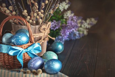 Mutlu paskalyalar. Kutlama Paskalya arka plan. Paskalya yumurtaları ve çiçekler. Arka plan kopya alanı ile. Seçici odak.