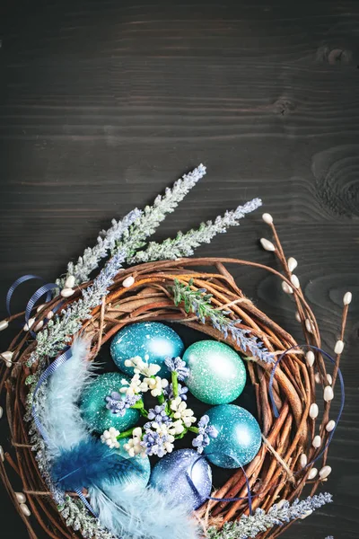 Kellemes húsvéti ünnepeket. Gratuláló húsvéti háttér. Húsvéti tojás és a virágok. Háttér másol hely. Szelektív összpontosít. — Stock Fotó