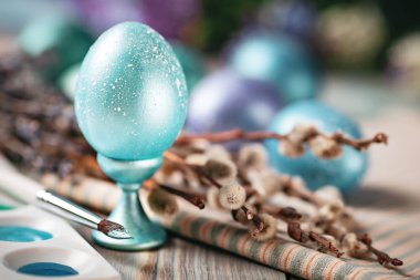 Mutlu paskalyalar. Kutlama Paskalya arka plan. Paskalya yumurtaları ve çiçekler. Arka plan kopya alanı ile. Seçici odak.