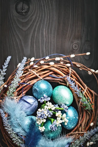 Kellemes húsvéti ünnepeket. Gratuláló húsvéti háttér. Húsvéti tojás és a virágok. Háttér másol hely. Szelektív összpontosít. — Stock Fotó