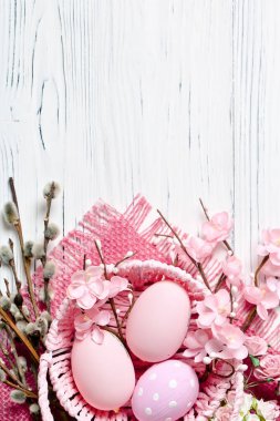 Mutlu Paskalyalar. Paskalya arkaplanını tebrik ederim. Paskalya yumurtaları ve çiçekler. Kopya alanı olan bir arkaplan. Seçici odaklanma. Üst görünüm.
