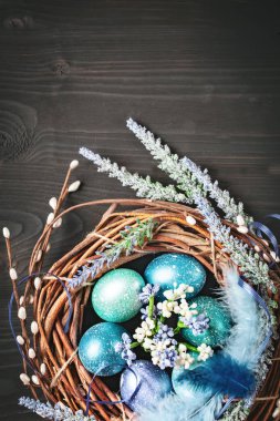 Mutlu paskalyalar. Kutlama Paskalya arka plan. Paskalya yumurtaları ve çiçekler. Arka plan kopya alanı ile. Seçici odak.