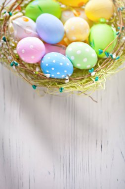 Mutlu Paskalyalar. Paskalya arkaplanını tebrik ederim. Paskalya yumurtaları ve çiçekler. Kopya alanı olan bir arkaplan. Seçici odaklanma. Üst görünüm.