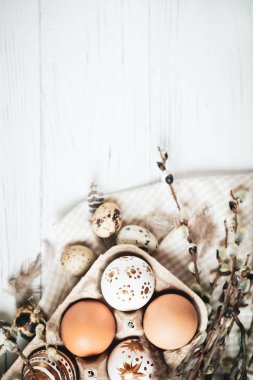 Mutlu Paskalyalar. Paskalya arkaplanını tebrik ederim. Paskalya yumurtaları ve çiçekler. Kopya alanı olan bir arkaplan. Seçici odaklanma. Üst görünüm.