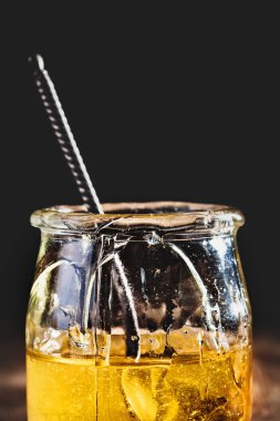 Siyah bir zemin üzerine bal ile jar. Alan metni kopyalayın. Seçici odak.