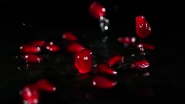 Nar tohumları yavaş yavaş yüzeye düşer.