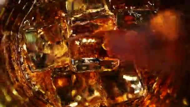 Whisky versé dans un verre avec de la glace. Sur fond sombre. Vue du dessus .