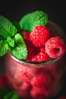 Ahududu. Karanlık bir arka plan üzerinde bir Fincan Ahududu. Yaz ve sağlıklı gıda konsepti. Kopyalama alanı ile arka plan. Seçici odaklama.