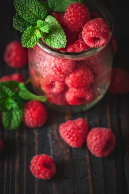 Ahududu. Karanlık bir arka plan üzerinde bir Fincan Ahududu. Yaz ve sağlıklı gıda konsepti. Kopyalama alanı ile arka plan. Seçici odaklama.