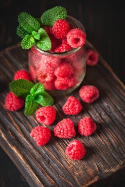 Karanlık bir arka plan üzerinde bir Fincan Ahududu. Yaz ve sağlıklı gıda konsepti. Seçici odaklama.