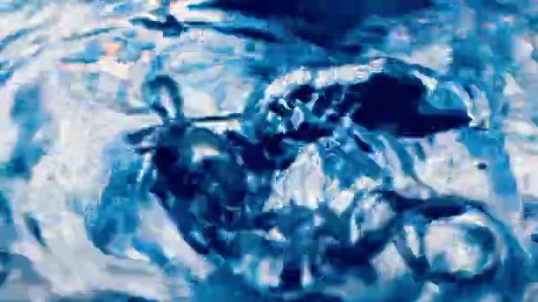물 아래로 떨어지는 드롭. 슬로우 모션 — 비디오