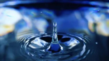 Aşağı düşen su damlası. Ağır çekim