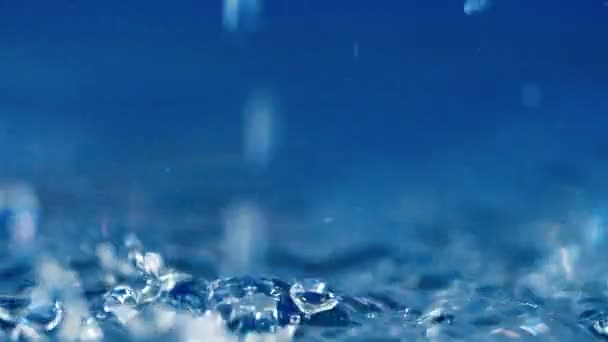 Une goutte d'eau tombe. Mouvement lent — Video