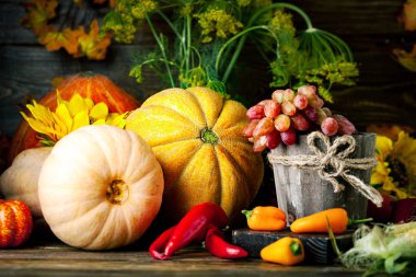 Sebze ve meyvelerle süslenmiş bir masa. Hasat Festivali. Mutlu Şükran Günleri Sonbahar arkaplanı. Seçici odak.