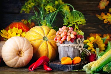 Sebze ve meyvelerle süslenmiş bir masa. Hasat Festivali. Mutlu Şükran Günleri Sonbahar arkaplanı. Seçici odak.