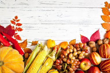 Sebze ve meyvelerle süslenmiş bir masa. Hasat Festivali. Mutlu Şükran Günleri Sonbahar arkaplanı. Seçici odak.