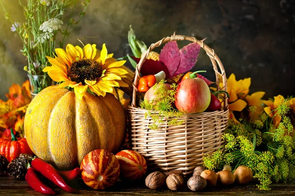 The table, decorated with vegetables and fruits. Harvest Festival. Happy Thanksgiving. Autumn background. Selective focus. — Stock Photo, Image