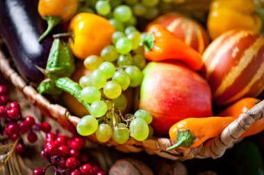 Sebze ve meyvelerle süslenmiş bir masa. Hasat Festivali. Mutlu Şükran Günleri Sonbahar arkaplanı. Seçici odak.