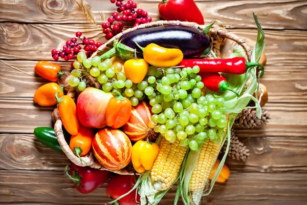 Meja, dihiasi dengan sayuran dan buah-buahan. Festival Panen. Selamat hari Thanksgiving. Latar belakang musim gugur. Fokus selektif. — Stok Foto