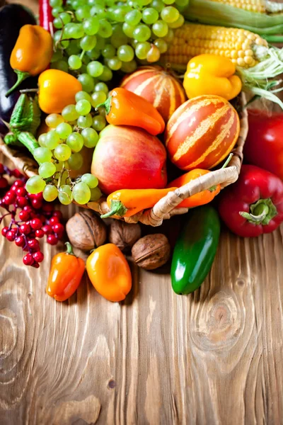 Meja, dihiasi dengan sayuran dan buah-buahan. Festival Panen. Selamat hari Thanksgiving. Latar belakang musim gugur. Fokus selektif. — Stok Foto