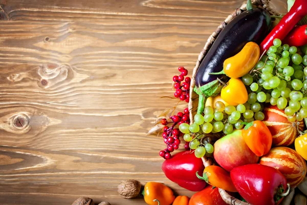 Meja, dihiasi dengan sayuran dan buah-buahan. Festival Panen. Selamat hari Thanksgiving. Latar belakang musim gugur. Fokus selektif. — Stok Foto