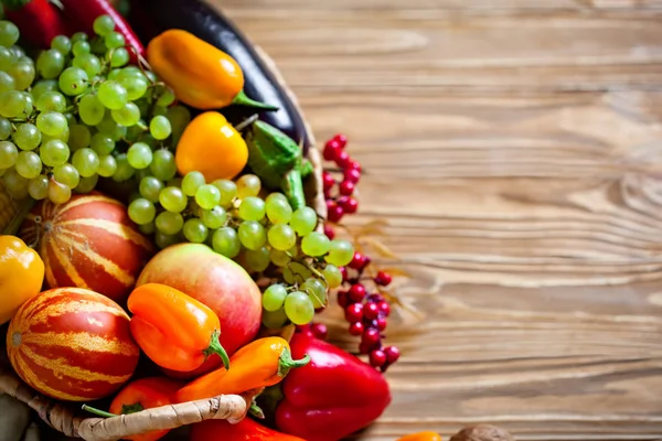 De tafel, versierd met groenten en fruit. Oogstfeest. Fijne Thanksgiving. Herfst achtergrond. Selectieve focus. — Stockfoto