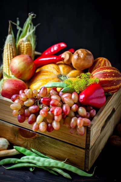 De tafel, versierd met groenten en fruit. Oogstfeest. Fijne Thanksgiving. Herfst achtergrond. Selectieve focus. — Stockfoto