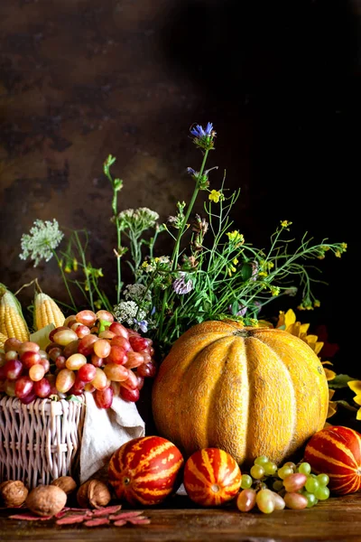 Стіл, прикрашений овочами та фруктами. Фестиваль жнив. З Днем подяки. Походження осені. Вибіркове зосередження. — стокове фото